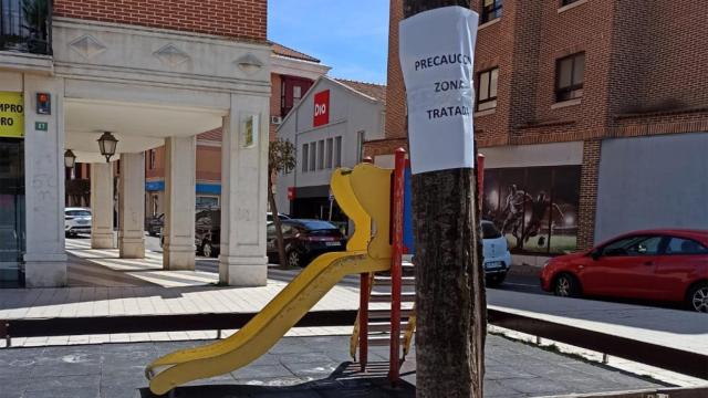 Un parque en Laguna de Duero con la señalización en un arbol