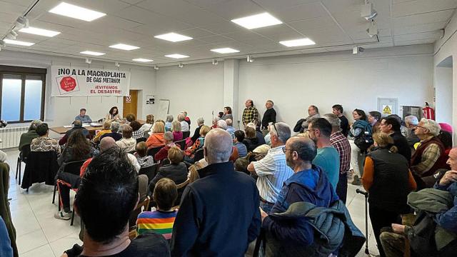 Una reunión de la plataforma que se opone a la instalación de la macroplanta en Montemayor