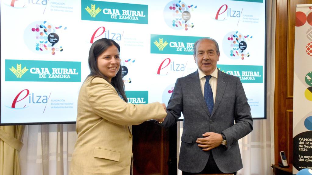 La presidenta de la Fundación Escuela Internacional de Industrias Lácteas, Sara Fregeneda; y el director general de Caja Rural de Zamora, Cipriano García