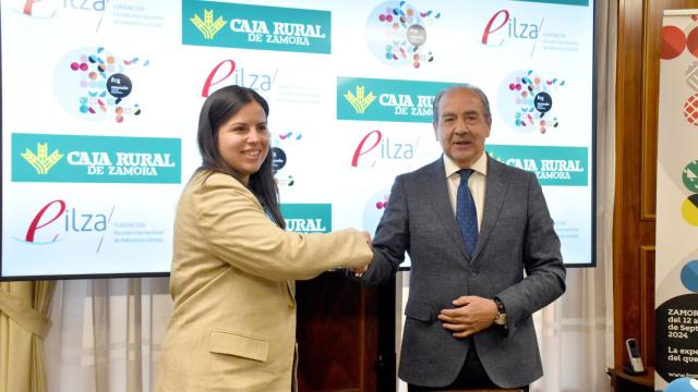La presidenta de la Fundación Escuela Internacional de Industrias Lácteas, Sara Fregeneda; y el director general de Caja Rural de Zamora, Cipriano García