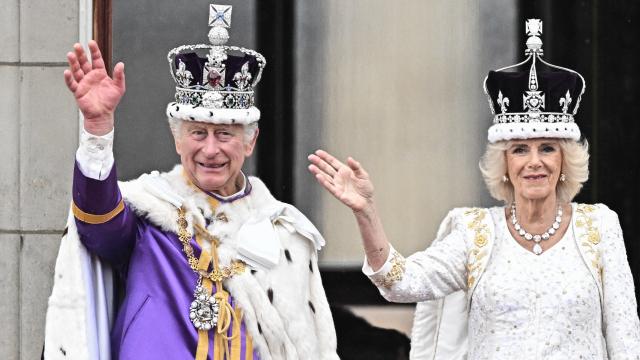 Carlos III junto a la reina Camila el día de su coronación.
