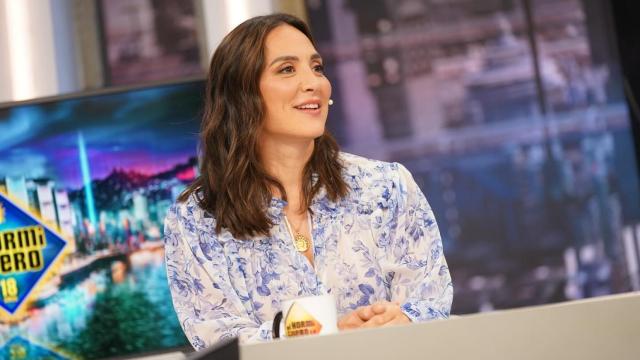 Tamara Falcó con blusa estampada en 'El Hormiguero'.