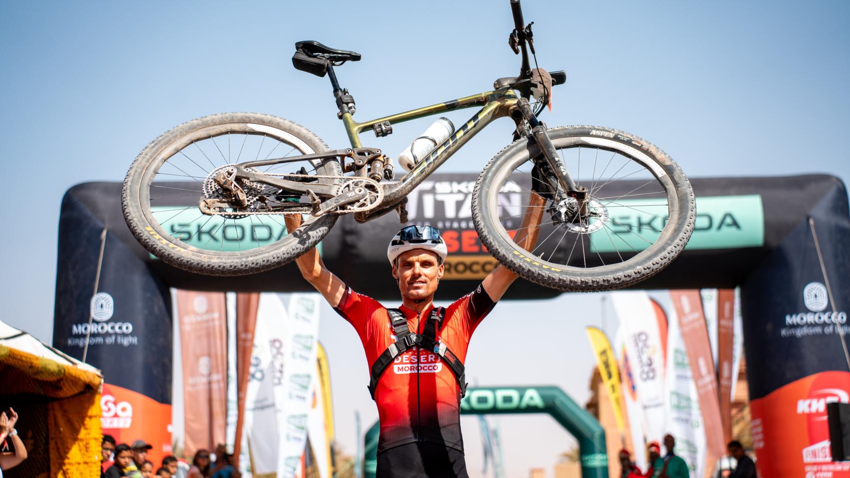 Luis León Sánchez celebra su victoria en la general de la Morocco Titan Desert 2024