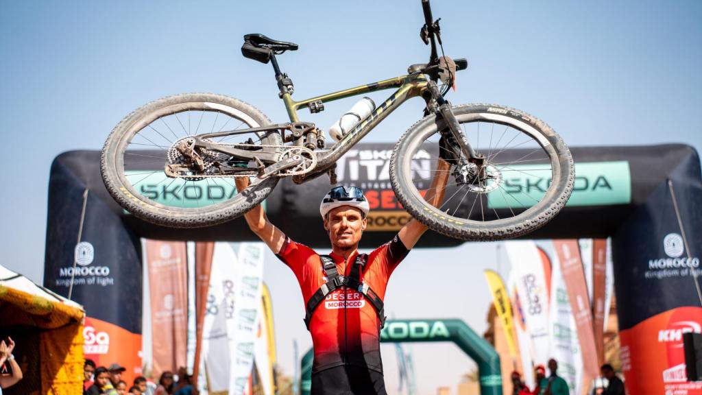 Luis León Sánchez celebra su victoria en la general de la Morocco Titan Desert 2024
