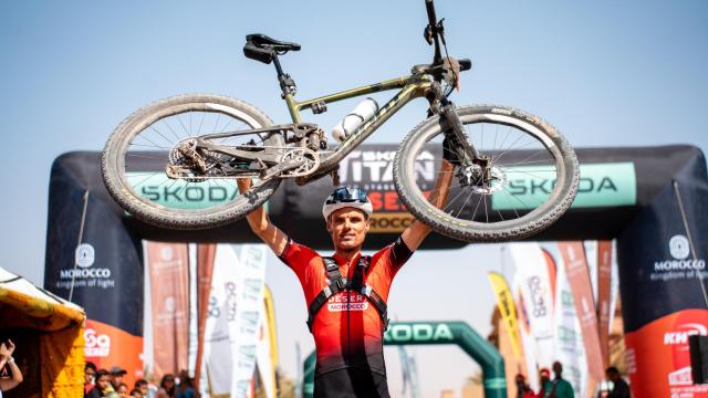 Luis León Sánchez celebra su victoria en la general de la Morocco Titan Desert 2024