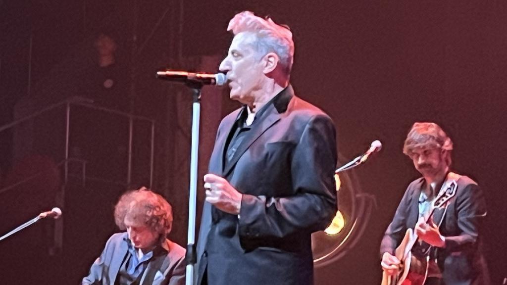 Loquillo junto a los guitarristas Josu García y Pablo Pérez durante su concierto de anoche en el Circo Price de Madrid.