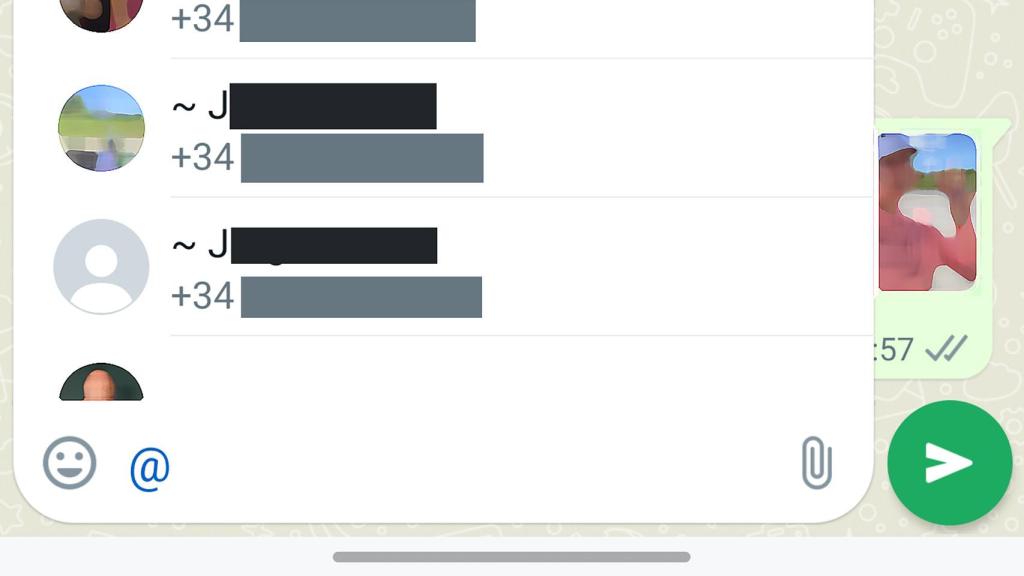 Con la arroba aparece la lista de participantes en un grupo de WhatsApp
