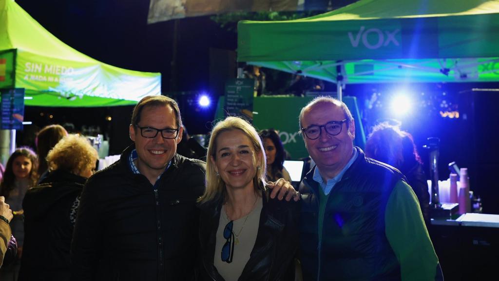 La lona con la fotografía de los cuatro concejales de Vox en Toledo.