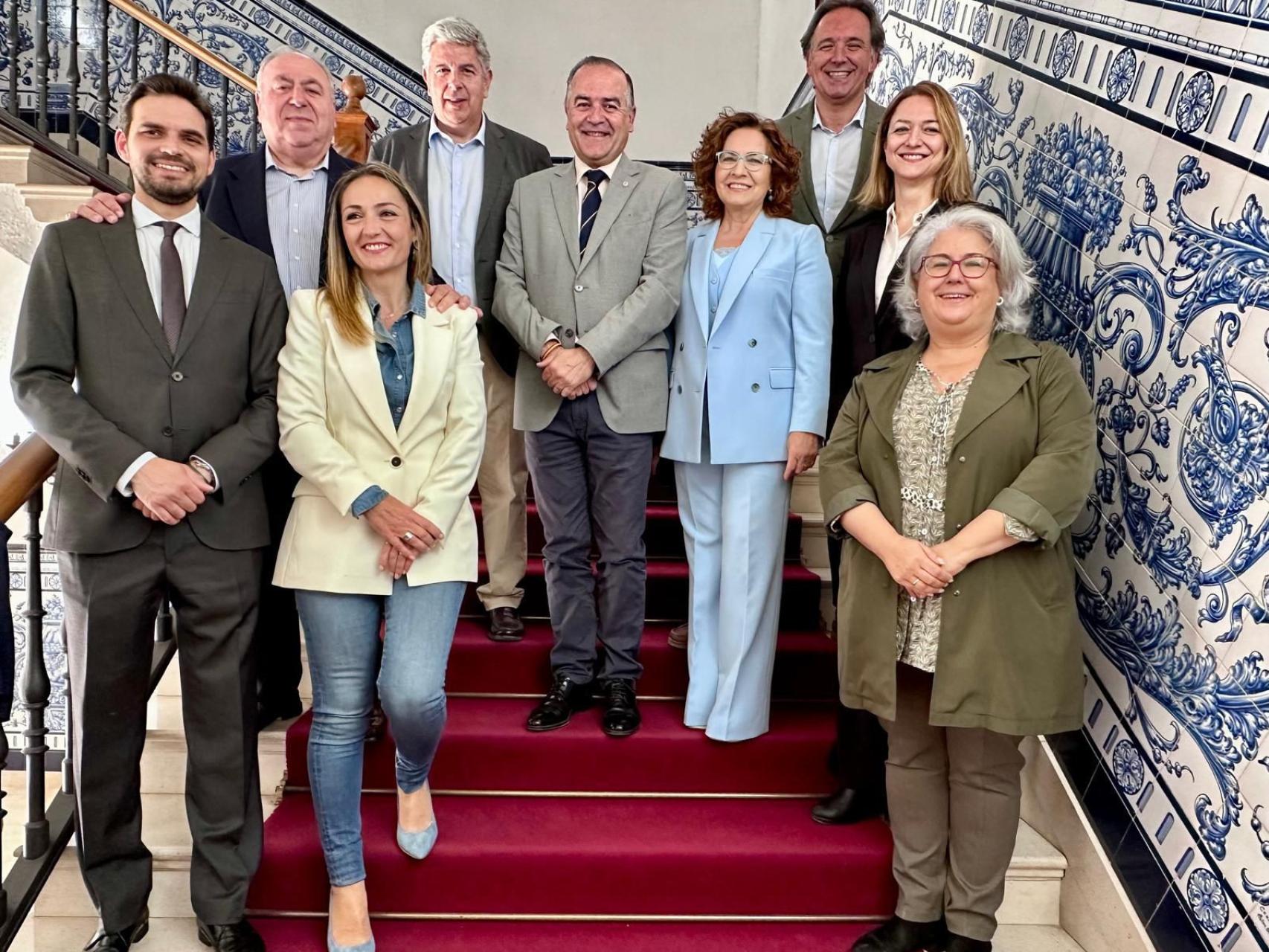 Los senadores del PP presentan la moción del AVE al alcalde de Talavera, José Julián Gregorio