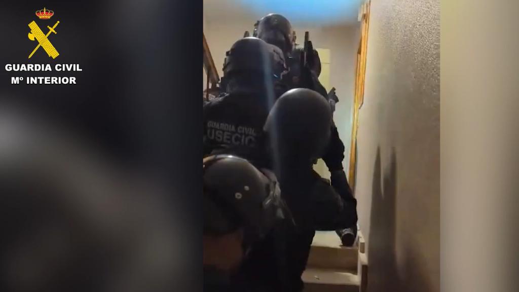 Agentes de la Guardia Civil dispuestos a efectuar uno de los registros.