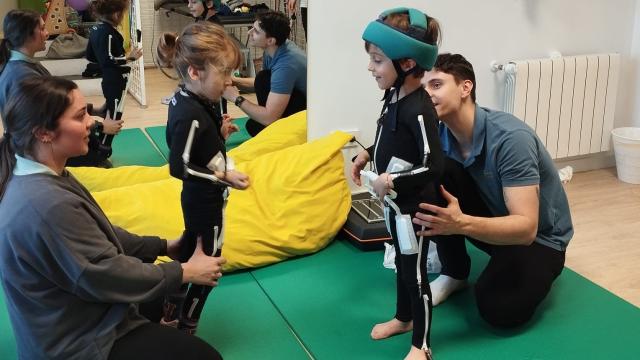 Dos de los niños que participan en el proyecto 'Un traje con superpoderes' en una sesión. Cedida Asociación Napsis