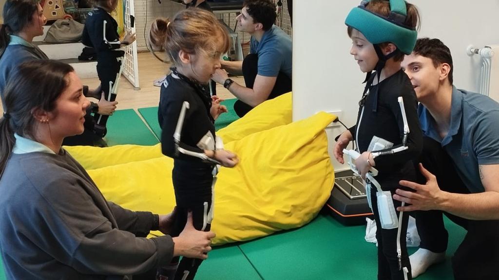 Dos de los niños que participan en el proyecto 'Un traje con superpoderes' en una sesión.