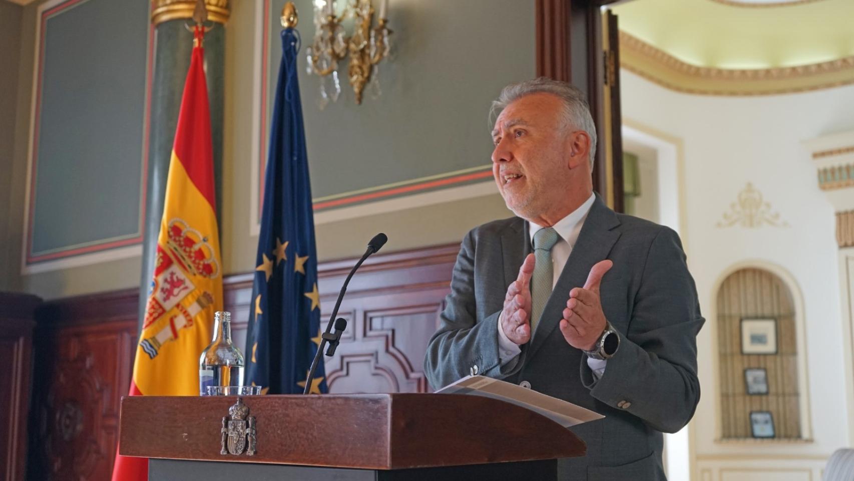 Ángel Víctor Torres, ministro de Memoria Democrática, durante la rueda de prensa