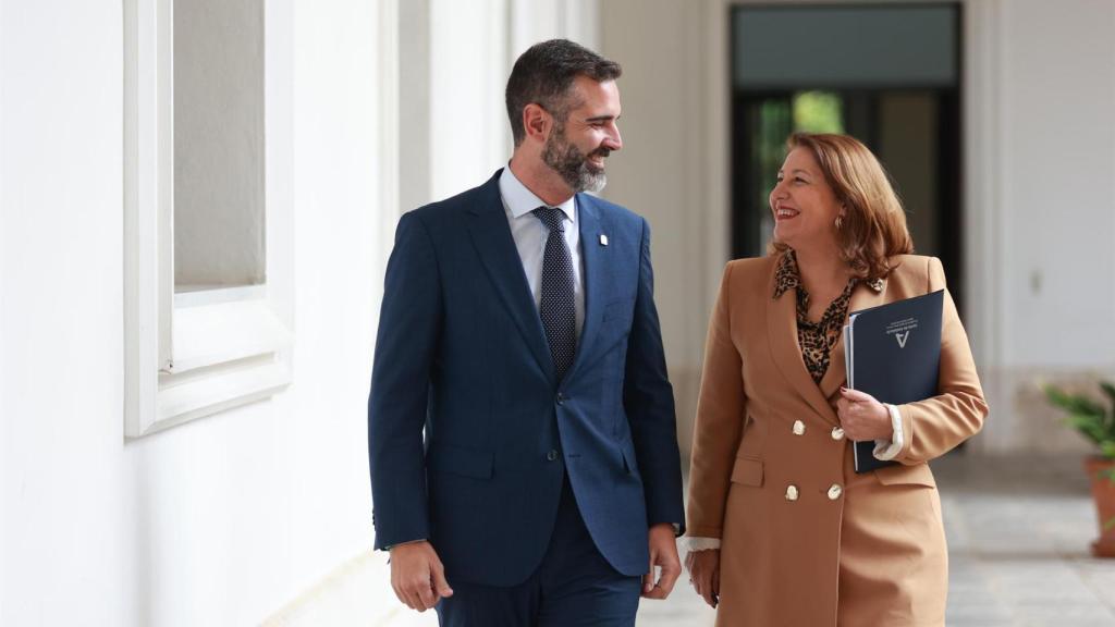 El consejero de Medio Ambiente, Ramón Fernández-Pacheco, junto a la ya exconsejera de Agricultura Carmen Crespo.