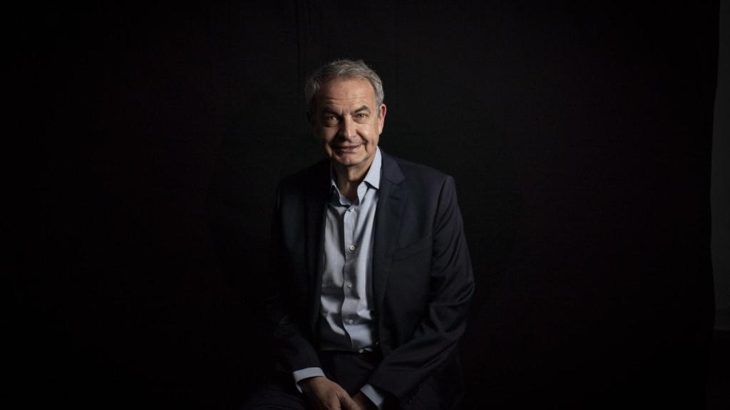 José Luis Rodríguez Zapatero posa antes de la entrevista, celebrada con motivo de los veinte años de su conversación con Pedro J. Ramírez al llegar a Moncloa.
