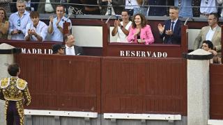 Julián López 'El Juli' dedicándole una oreja a Isabel Díaz-Ayuso en la plaza de toros de Las Ventas, a 30 de septiembre de 2023, en Madrid (España).