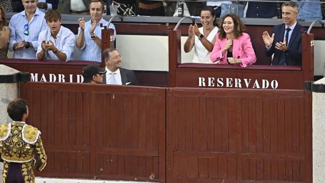 Julián López 'El Juli' dedicándole una oreja a Isabel Díaz-Ayuso en la plaza de toros de Las Ventas, a 30 de septiembre de 2023, en Madrid (España).
