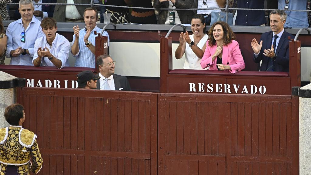 Julián López 'El Juli' dedicándole una oreja a Isabel Díaz-Ayuso en la plaza de toros de Las Ventas, a 30 de septiembre de 2023, en Madrid (España).