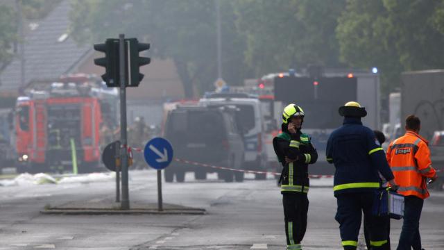 Varios bomberos en el exterior de la fábrica de Diehl Metal Applications incendiado.