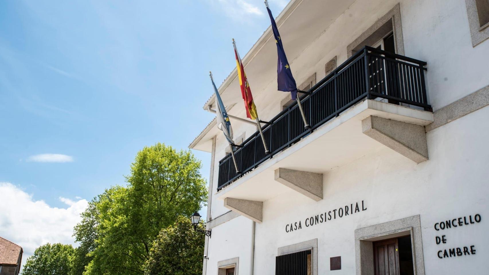 Exterior del Concello de Cambre.