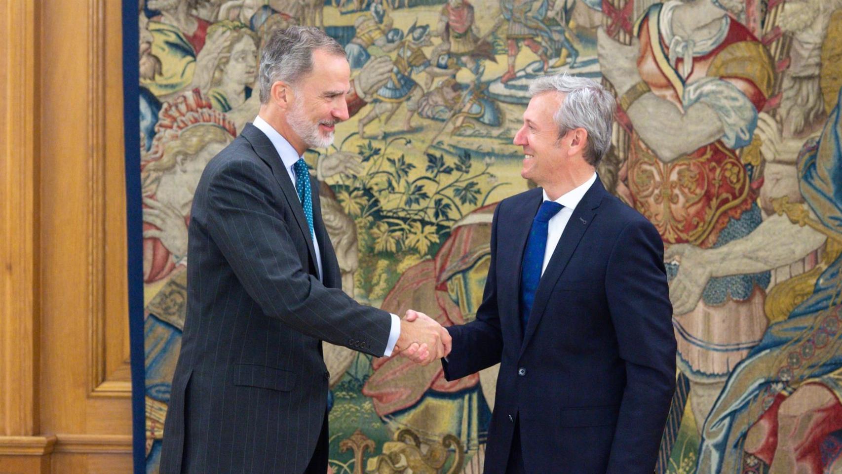 El rey Felipe VI y el presidente de la Xunta en un encuentro.