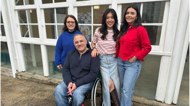 Paula Gárate, Manuel Escourido, Ailin Lecea y Alejandra, dos alumnas del grado de Moda