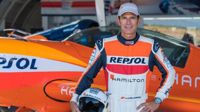 Juan Velarde, posando en su etapa con el equipo de pilotos de élite del Repsol-Bravo3 de Vuelo Acrobático.