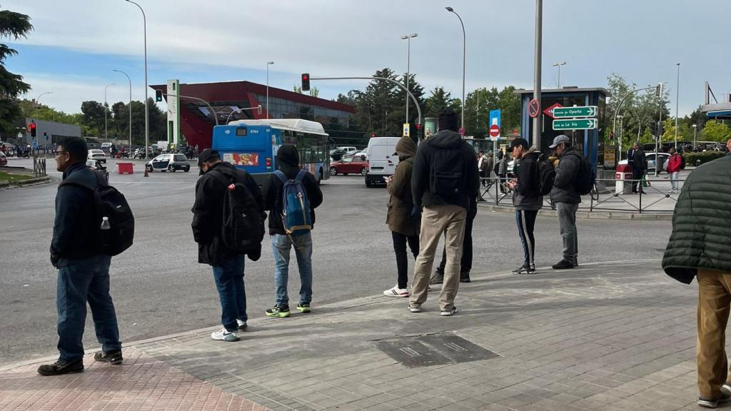 La mayoría de las personas que acuden a Plaza Elíptica son hombres de nacionalidad extranjera.
