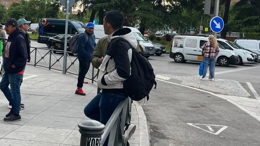 El punto de encuentro es frente al bar Yakarta, junto al metro.