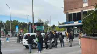 Migrantes hacen fila en la Plaza Elíptica de Madrid esperando a que algún empresario les contrate por horas.