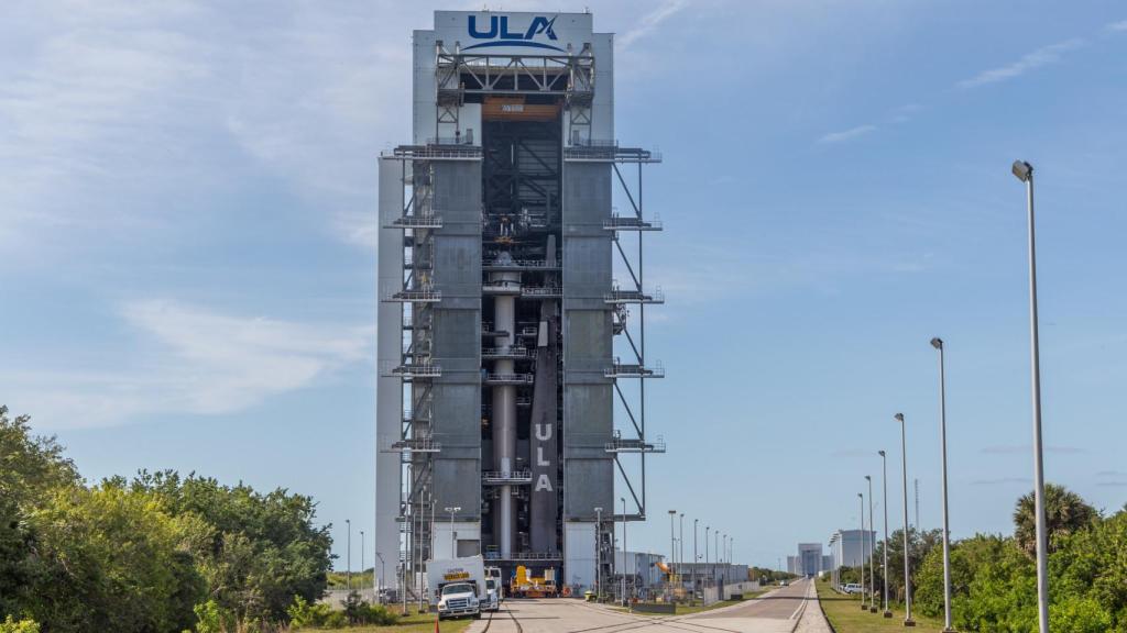 Cohete Atlas V en el hangar
