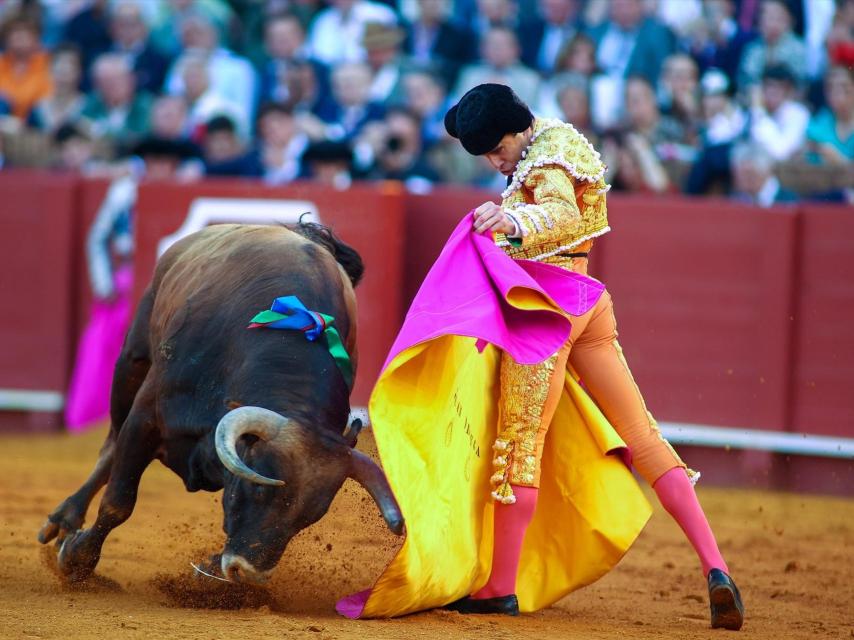 El diestro Juan Ortega toreando con el capote, en la Maestranza de Sevilla el pasado 15 de abril.