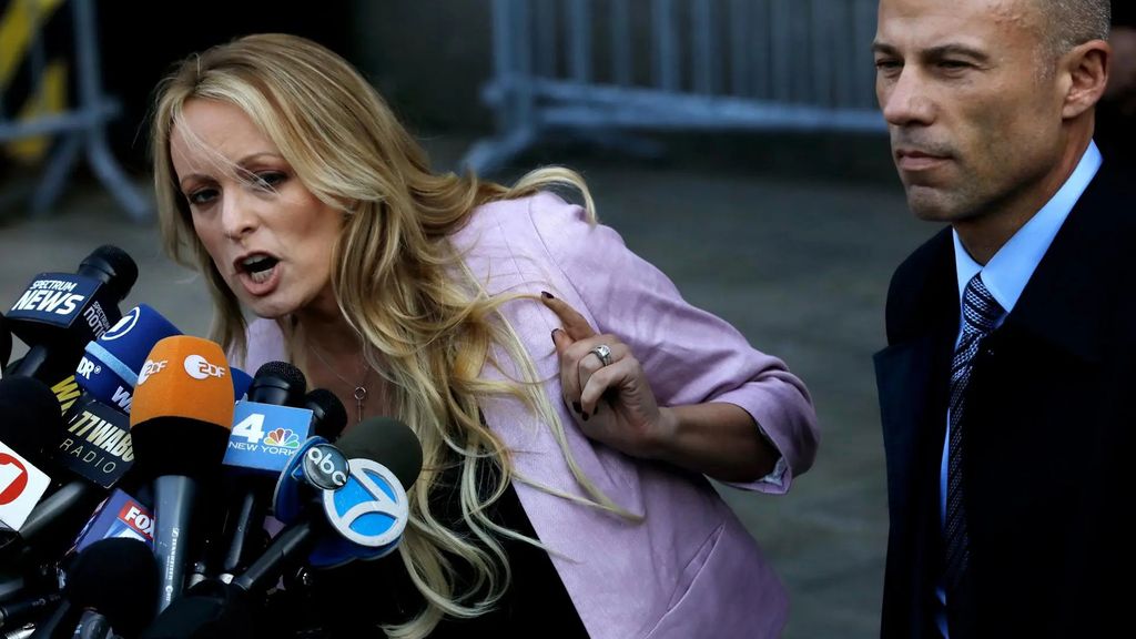 Stormy Daniels habla con la prensa en Nueva York.