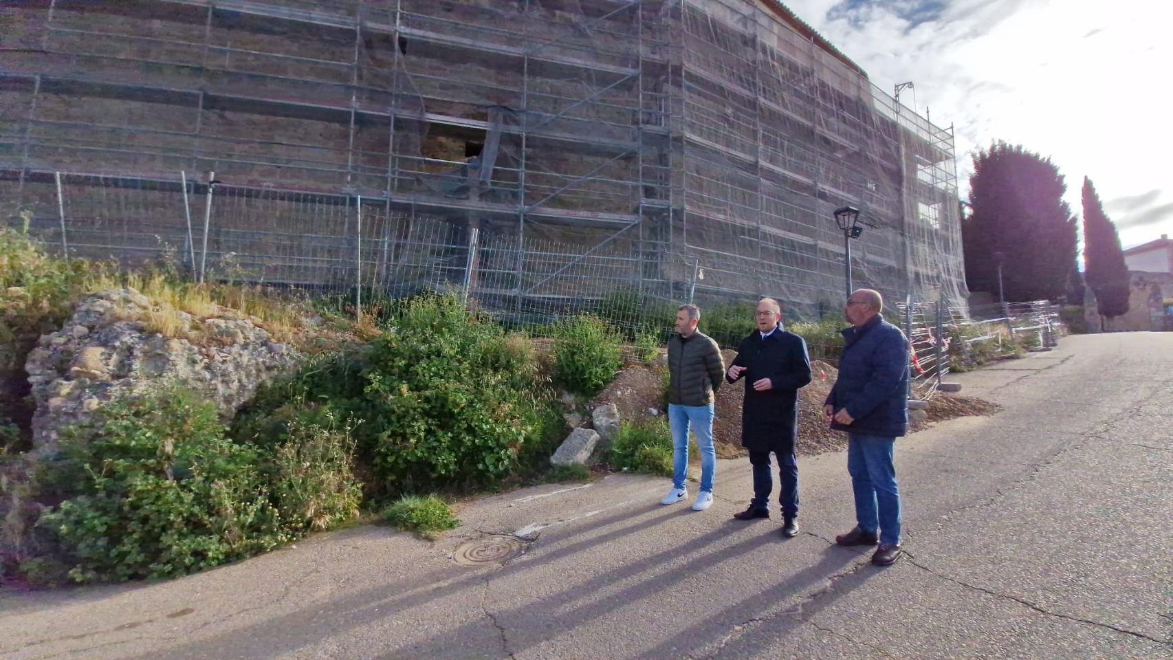 El alcalde de Ciudad Rodrigo, Marcos Iglesias, visita las obras de la muralla