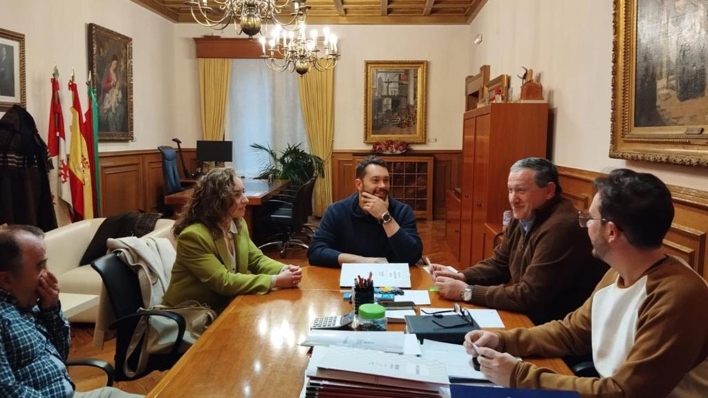 Javier Faúndez y Víctor López de la Parte en la reunión con la Plataforma de Usuarios del AVE de Zamora