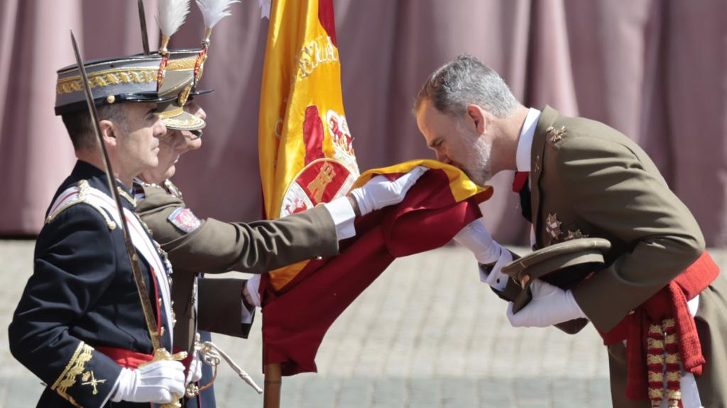 Felipe VI, besando la bandera, este 4 de mayo.