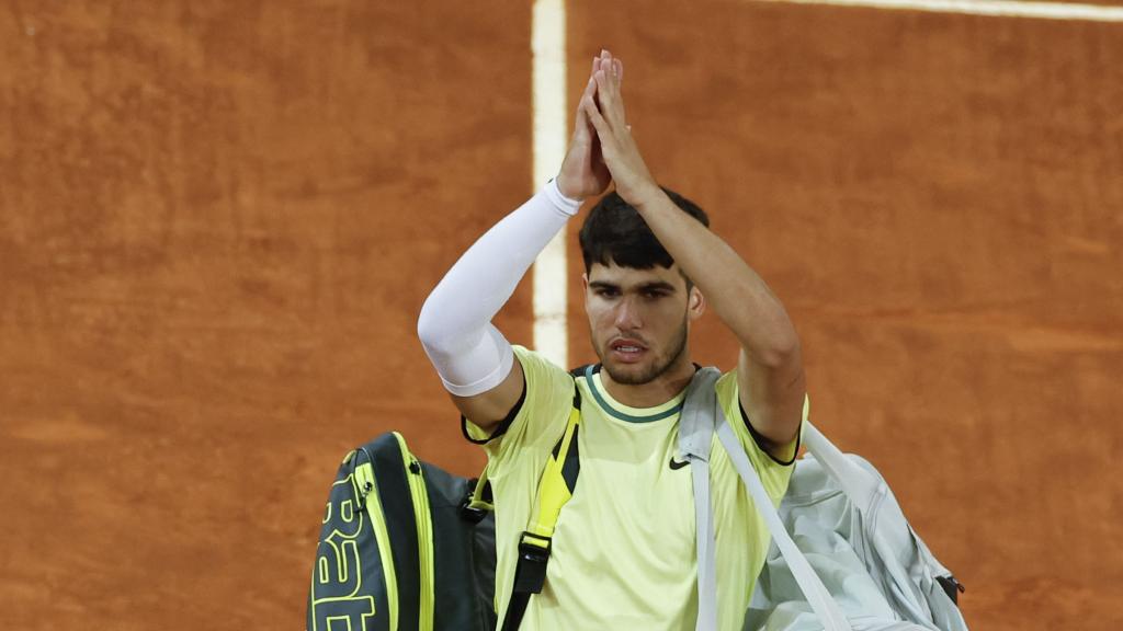 Carlos Alcaraz, despidiéndose del Mutua Madrid Open 2024
