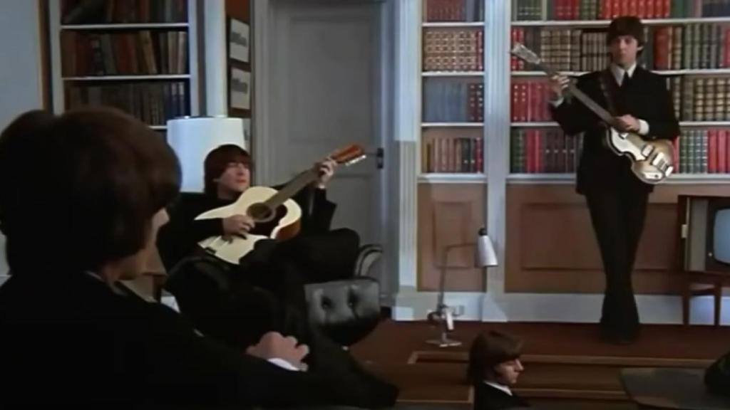Fotograma de la película 'Help!', en la que interpretan 'You've Got To Hide Your Love Away'.