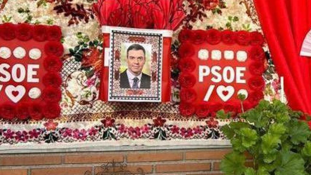 La alcaldesa de Armilla, Loli Cañavate, posa con la cruz de mayo que ha dedicado el PSOE a Pedro Sánchez.