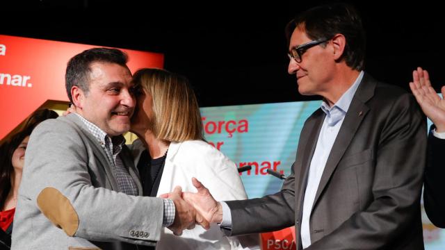 El sindicalista Matías Carnero, durante un acto de campaña, saludando a Salvador Illa.