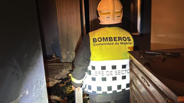 Los bomberos accediendo al piso del fallecido en Leganés.