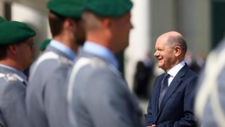 Olaf Scholz, canciller de Alemania, pasa revista a las tropas en Berlín.