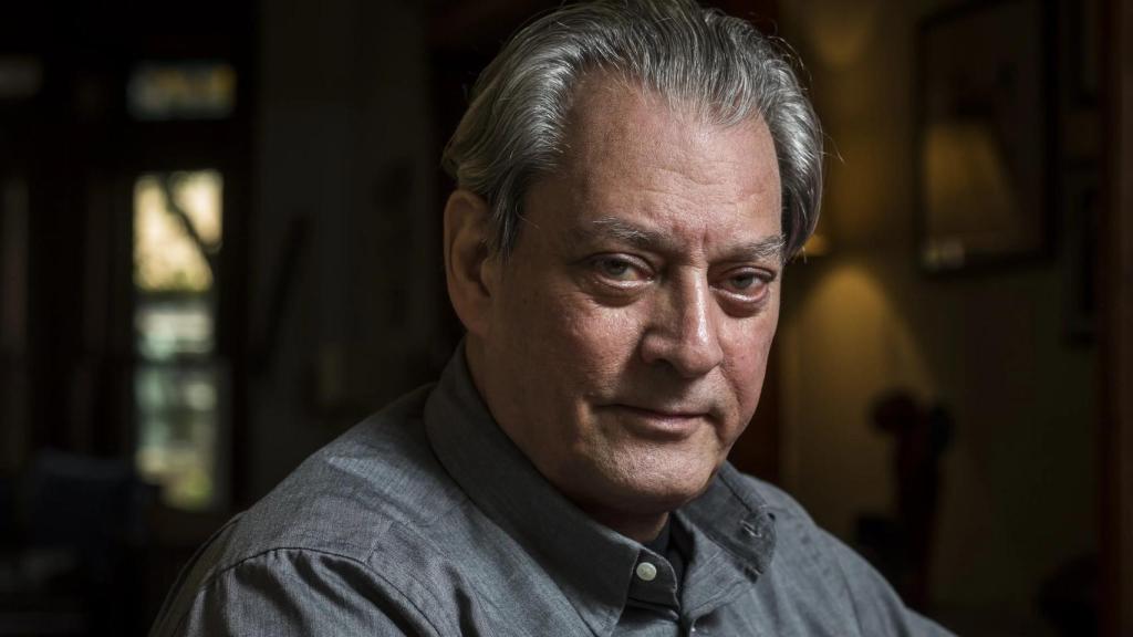 Paul Benjamin Auster, escritor, guionista y director de cine estadounidense, en un retrato.