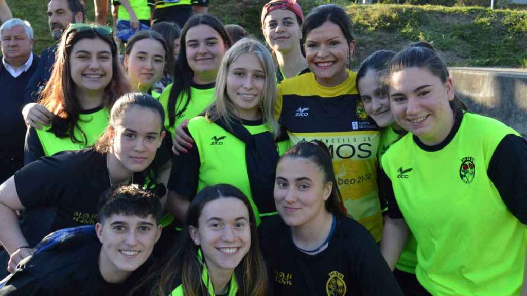 Jugadoras del UD Mos junto a la alcaldesa del municipio, Nidia Arévalo.