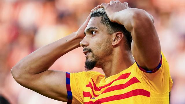 Ronald Araújo se lleva las manos a la cabeza