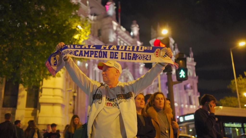 Un aficionado del Real Madrid con la bufanda de campeón de Liga.