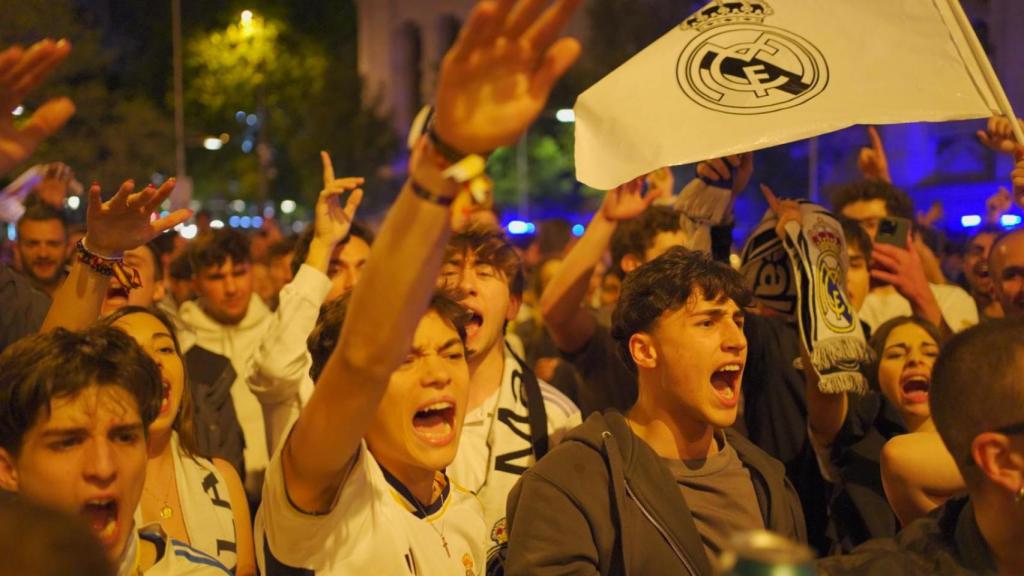 Aficionados del Real Madrid en Cibeles.