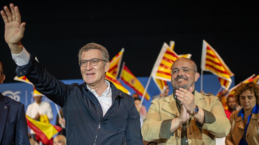 Alberto Núñez Feijóo junto a Alejandro Fernández, durante un mitin en Lleida.