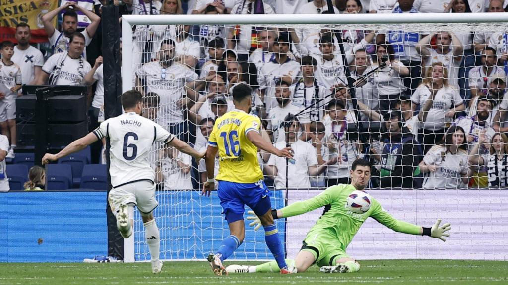 Thibaut Courtois detiene un mano a mano a Chris Ramos.