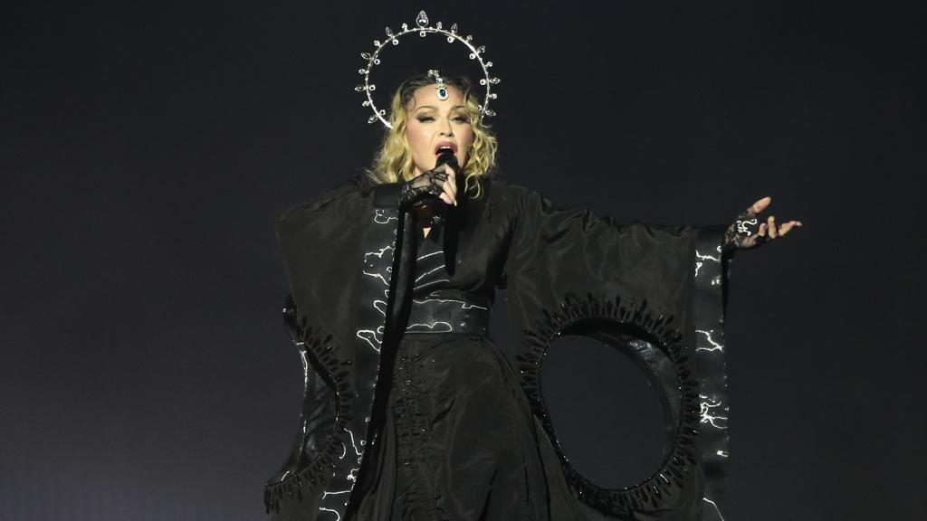 La cantante Madonna se presenta en un concierto gratuito, única presentación de su gira The Celebration Tour en Suramérica, este sábado en la playa de Copacabana en Río de Janeiro (Brasil). EFE/ André Coelho
